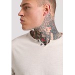 T-shirt με λαιμό henley και raw cuts - The essenti