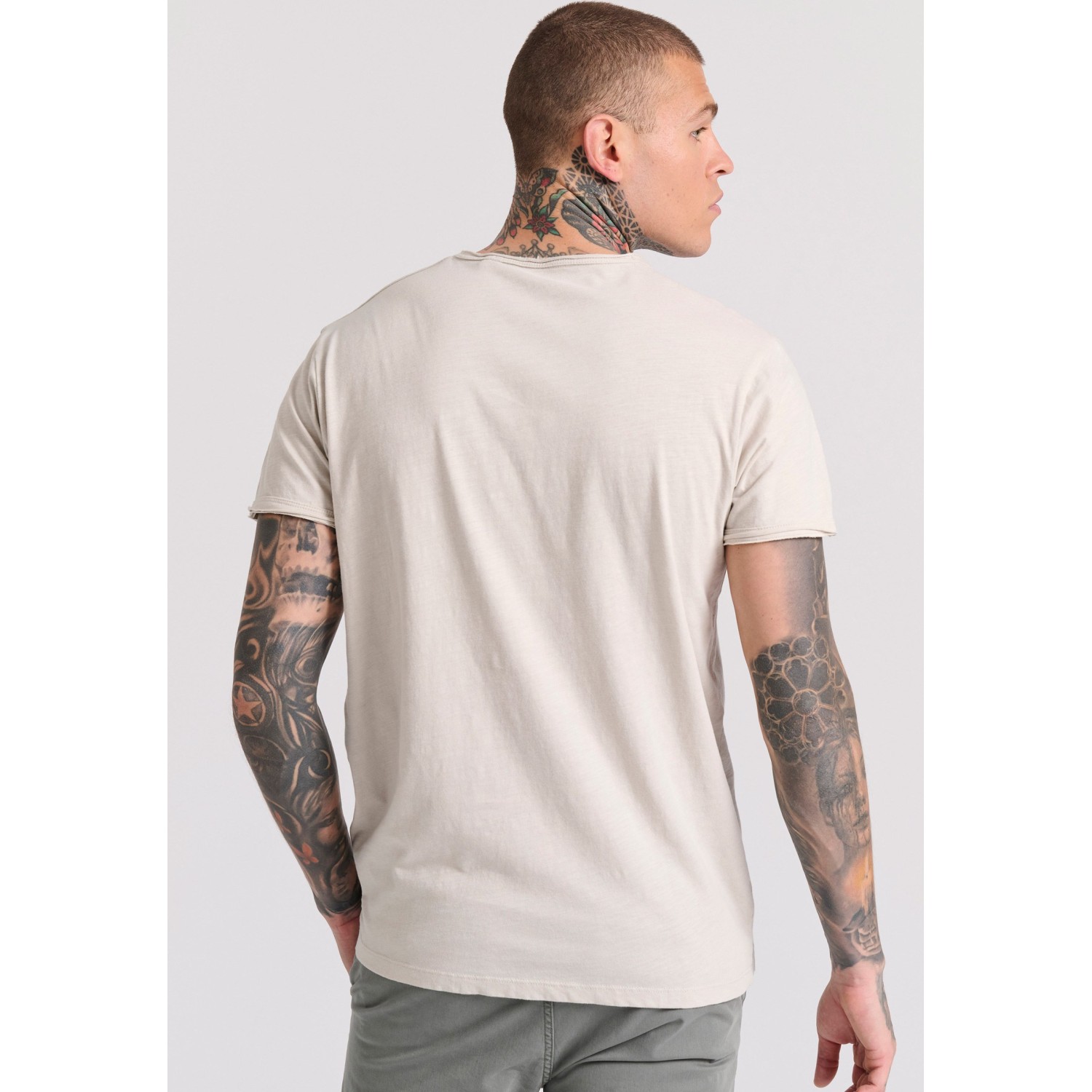 T-shirt με λαιμό henley και raw cuts - The essenti