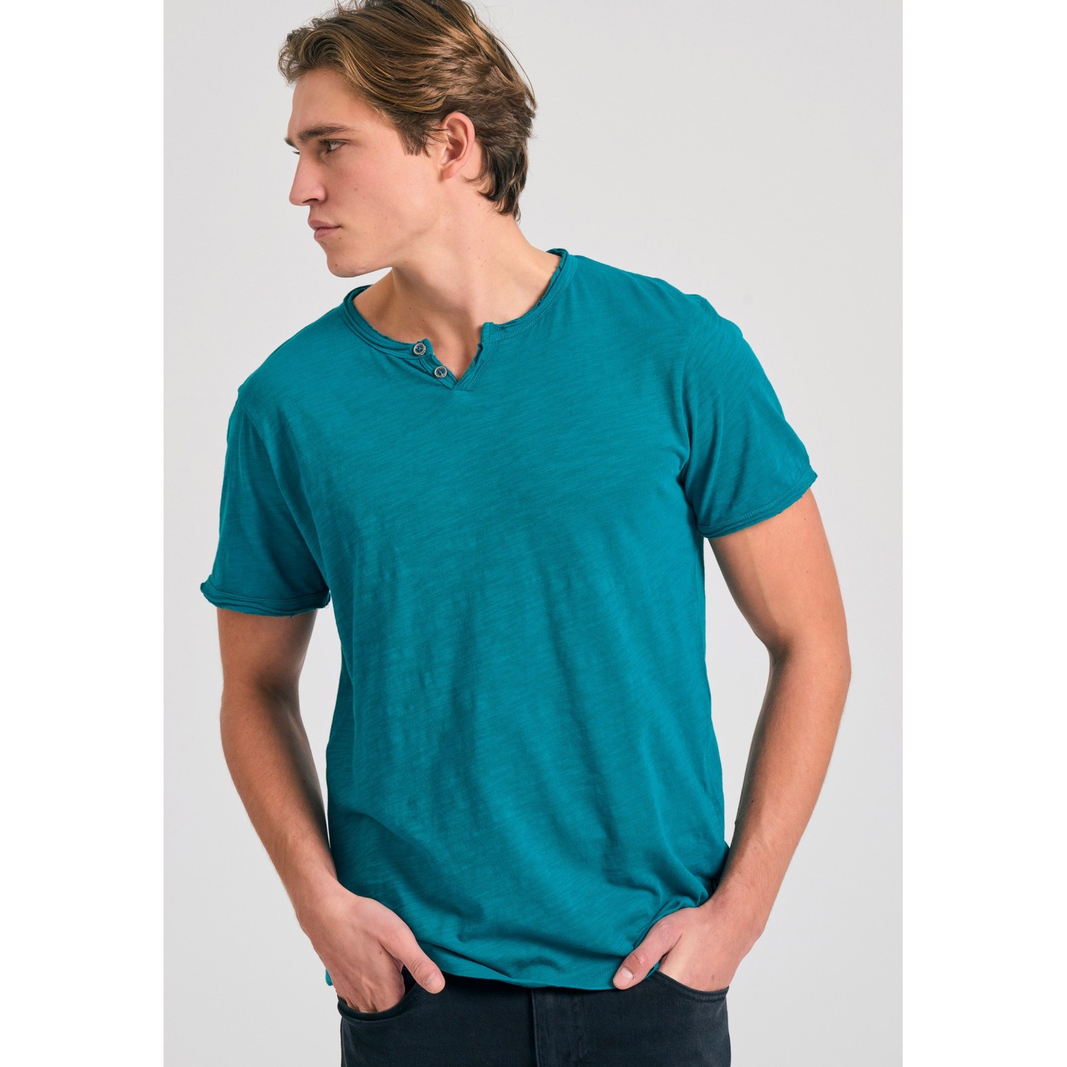 T-shirt με λαιμό henley και raw cuts - The essenti