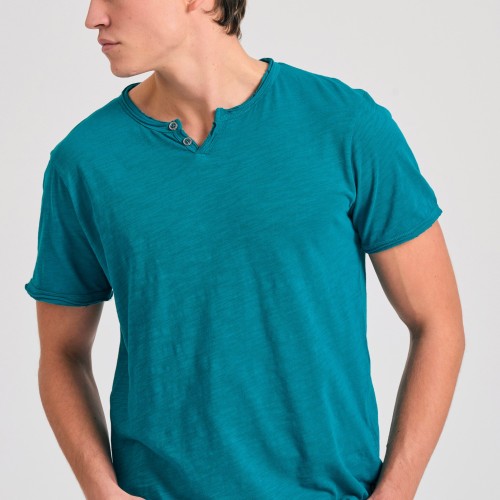 T-shirt με λαιμό henley και raw cuts - The essenti