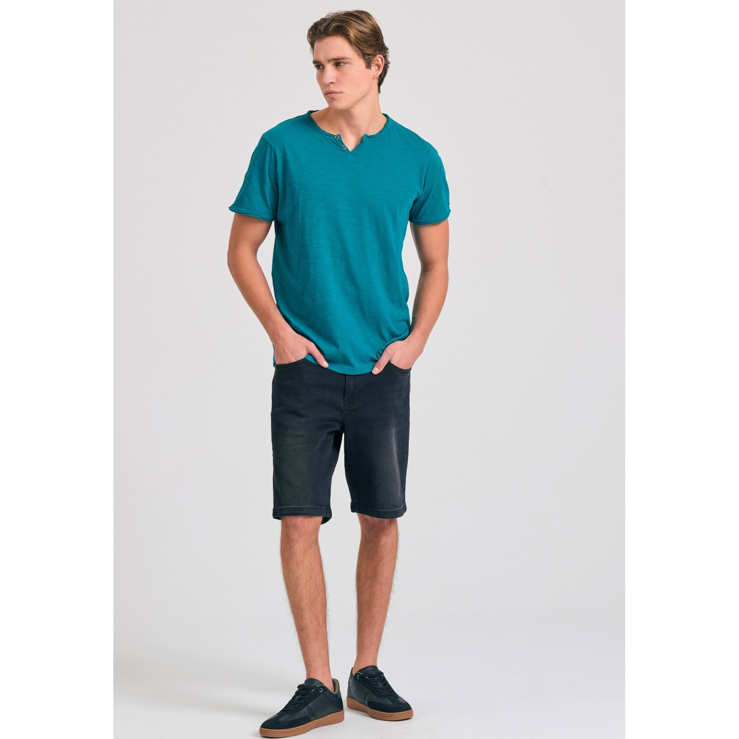 T-shirt με λαιμό henley και raw cuts - The essenti