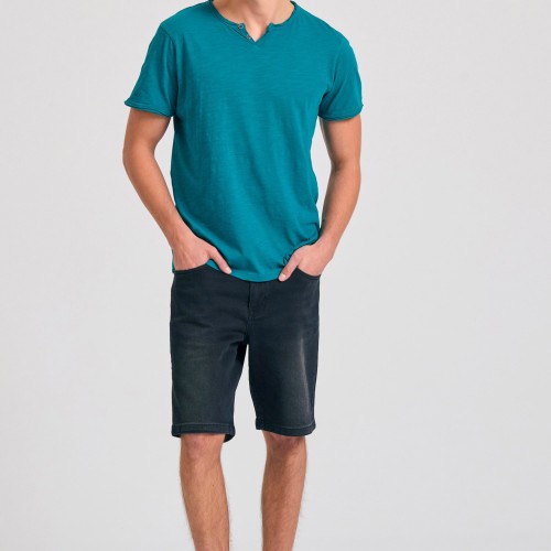 T-shirt με λαιμό henley και raw cuts - The essenti T-shirt με λαιμό henley και raw cuts - The essenti