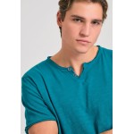 T-shirt με λαιμό henley και raw cuts - The essenti
