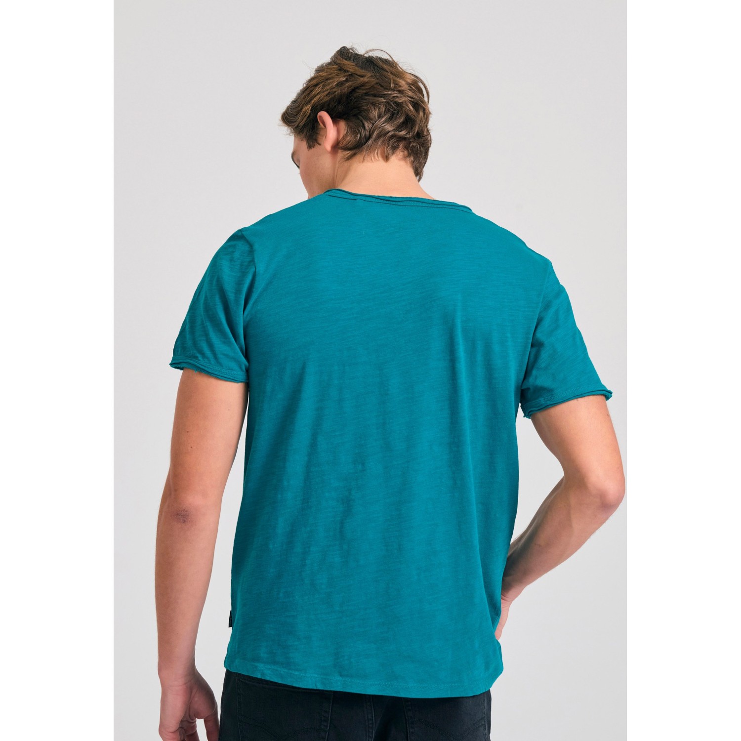 T-shirt με λαιμό henley και raw cuts - The essenti