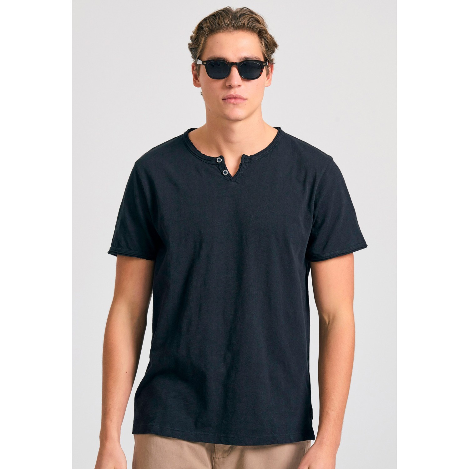 T-shirt με λαιμό henley και raw cuts - The essenti