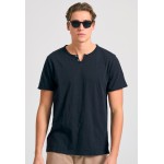 T-shirt με λαιμό henley και raw cuts - The essenti