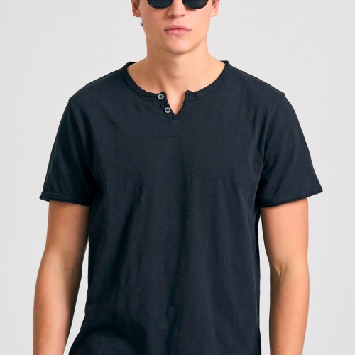 T-shirt με λαιμό henley και raw cuts - The essenti