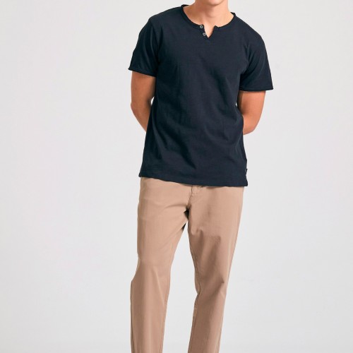 T-shirt με λαιμό henley και raw cuts - The essenti