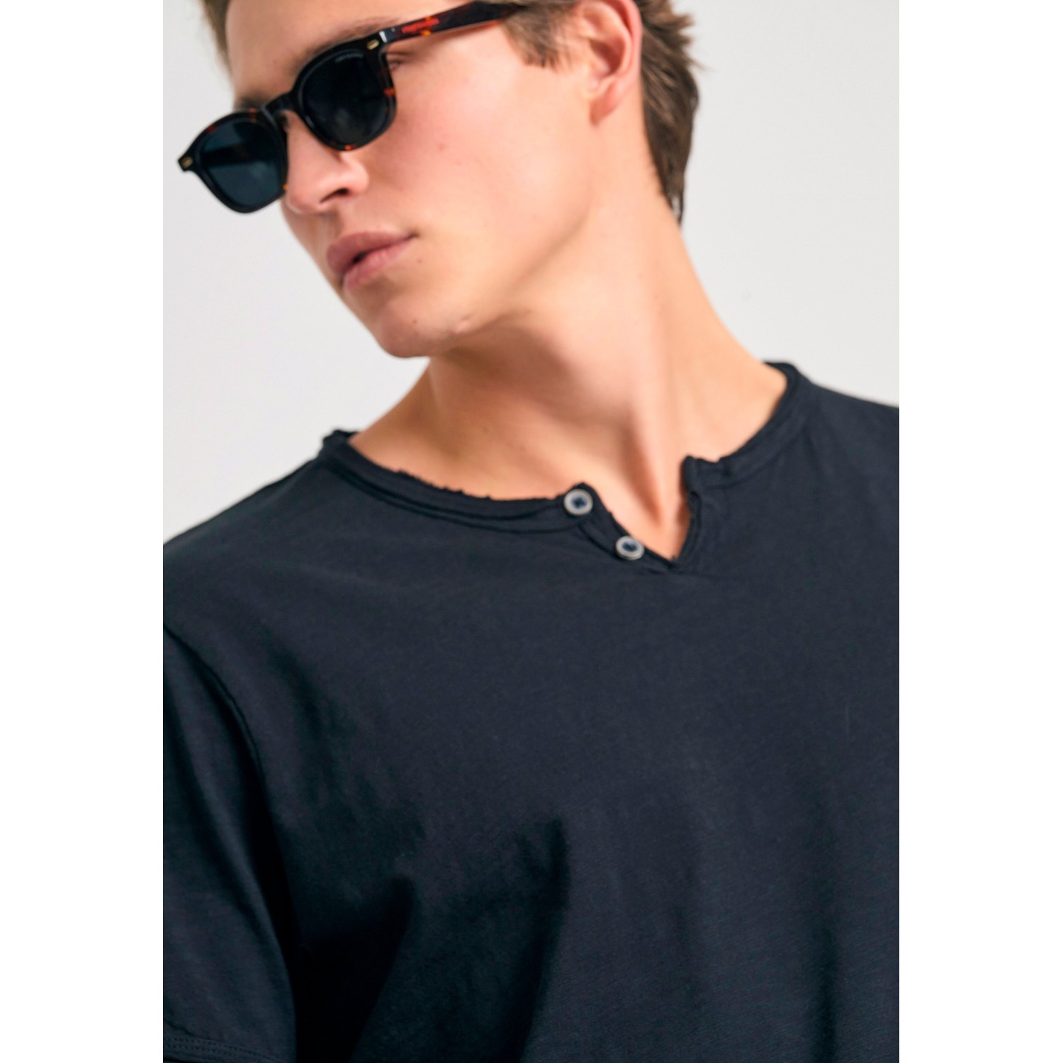 T-shirt με λαιμό henley και raw cuts - The essenti