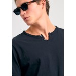 T-shirt με λαιμό henley και raw cuts - The essenti