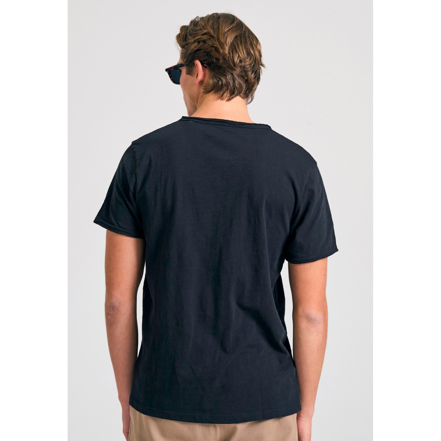 T-shirt με λαιμό henley και raw cuts - The essenti