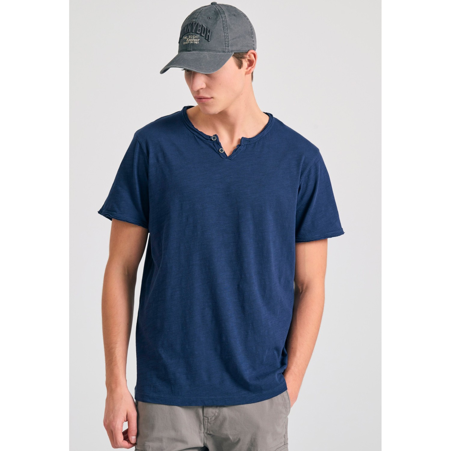 T-shirt με λαιμό henley και raw cuts - The essenti T-shirt με λαιμό henley και raw cuts - The essenti