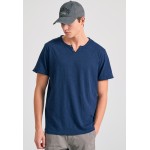 T-shirt με λαιμό henley και raw cuts - The essenti T-shirt με λαιμό henley και raw cuts - The essenti