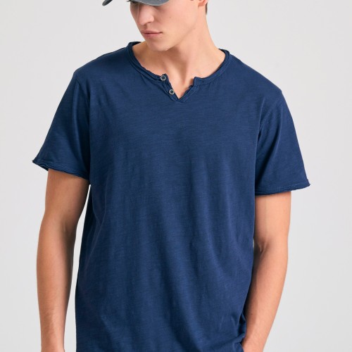 T-shirt με λαιμό henley και raw cuts - The essenti