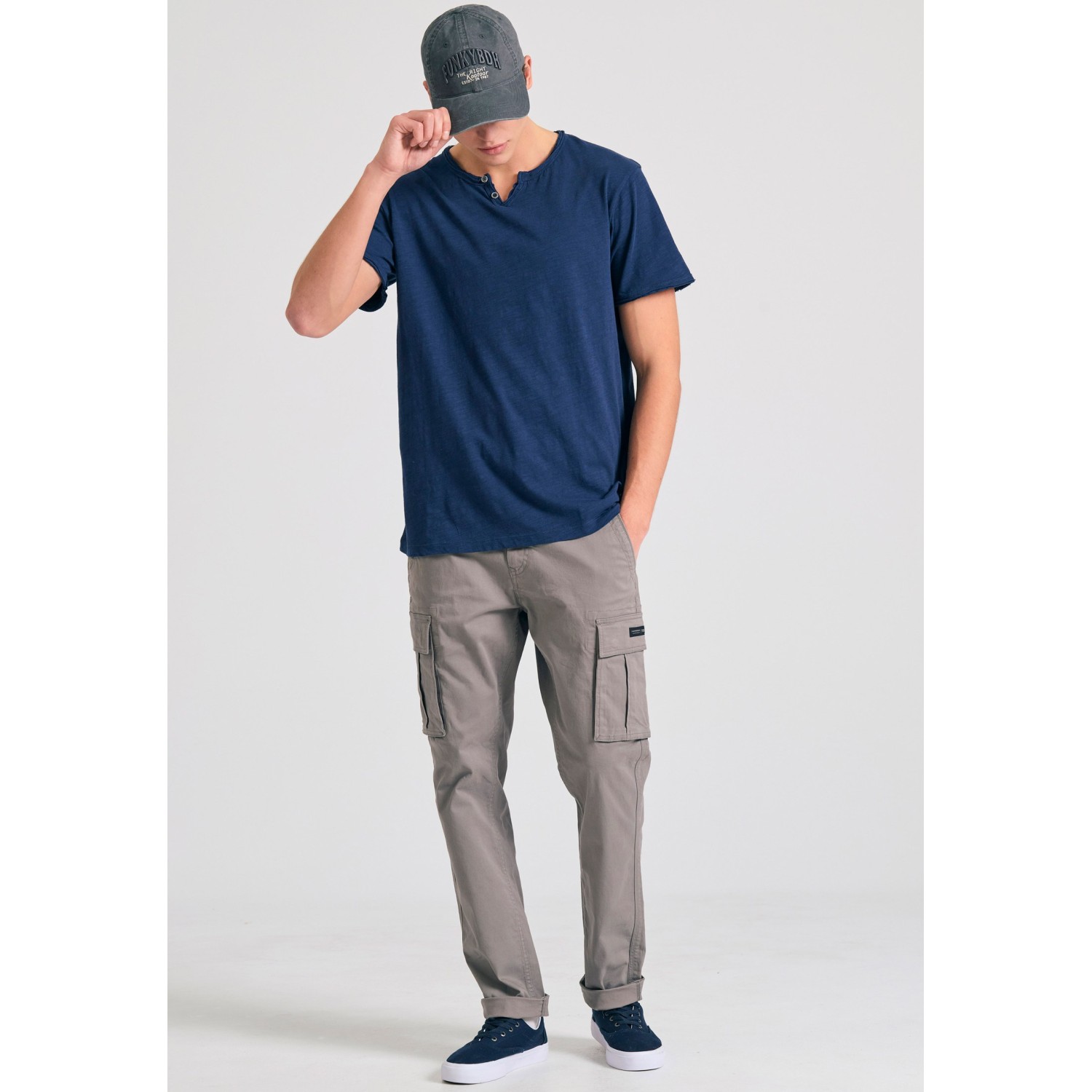 T-shirt με λαιμό henley και raw cuts - The essenti T-shirt με λαιμό henley και raw cuts - The essenti