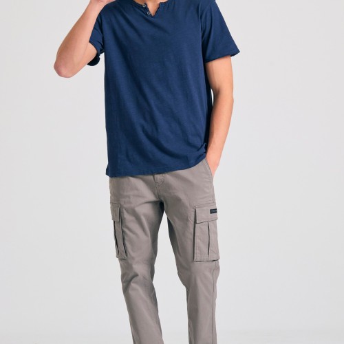 T-shirt με λαιμό henley και raw cuts - The essenti