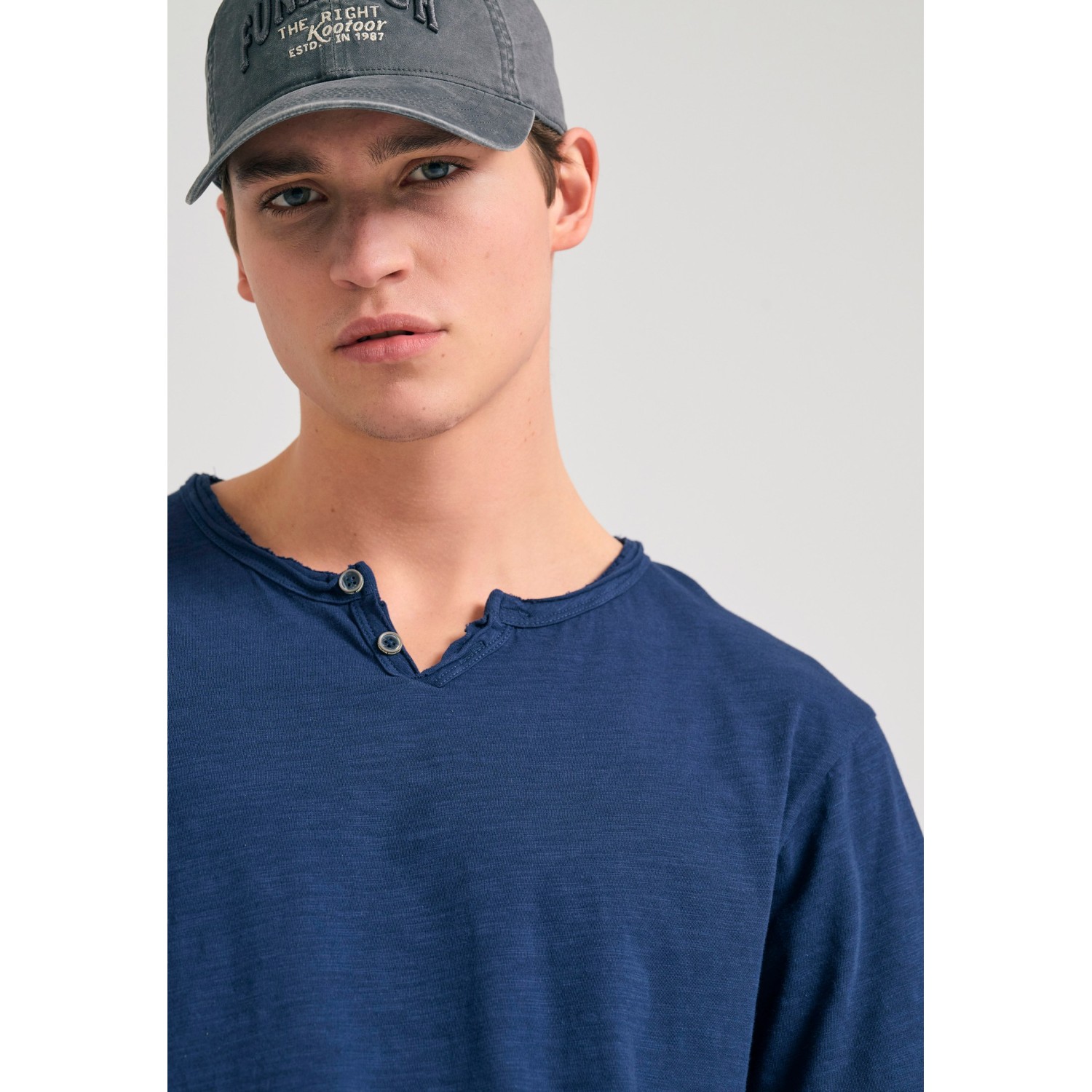 T-shirt με λαιμό henley και raw cuts - The essenti T-shirt με λαιμό henley και raw cuts - The essenti