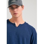 T-shirt με λαιμό henley και raw cuts - The essenti T-shirt με λαιμό henley και raw cuts - The essenti