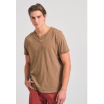 T-shirt με λαιμό henley και raw cuts - The essenti