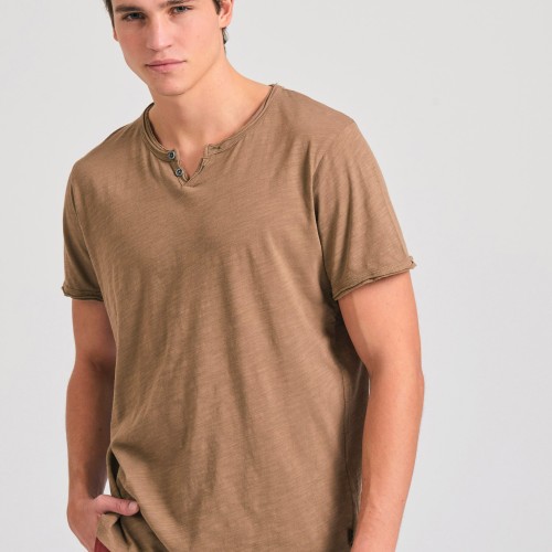 T-shirt με λαιμό henley και raw cuts - The essenti