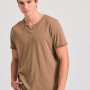 T-shirt με λαιμό henley και raw cuts - The essenti