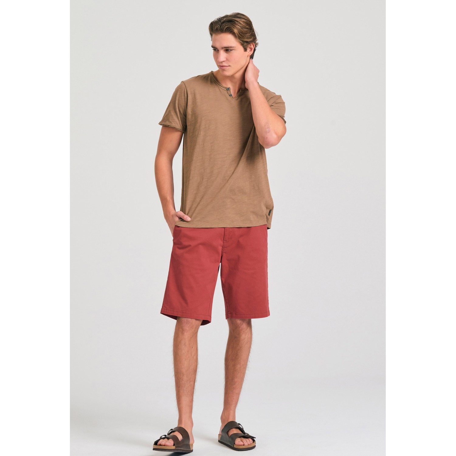 T-shirt με λαιμό henley και raw cuts - The essenti