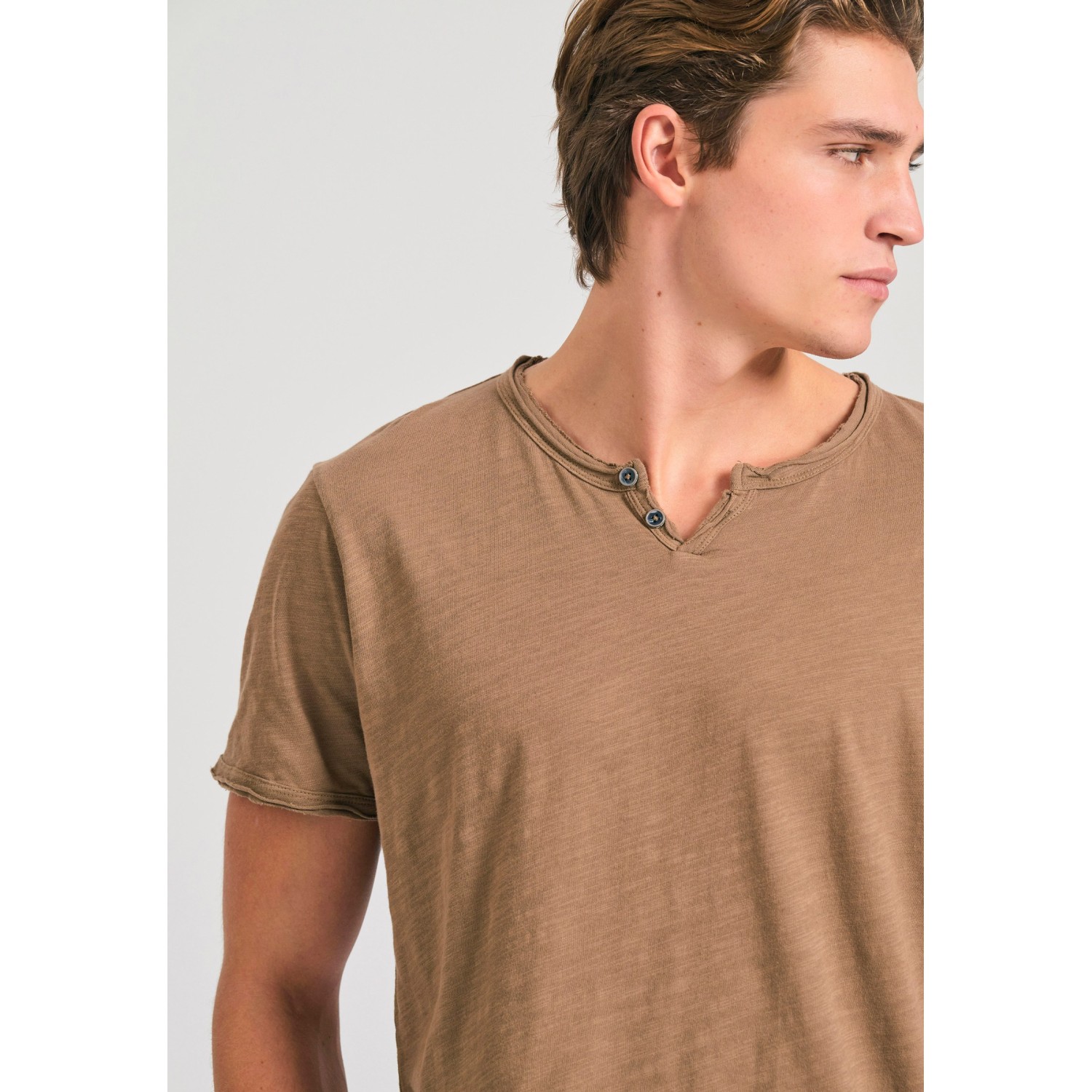 T-shirt με λαιμό henley και raw cuts - The essenti
