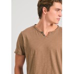 T-shirt με λαιμό henley και raw cuts - The essenti