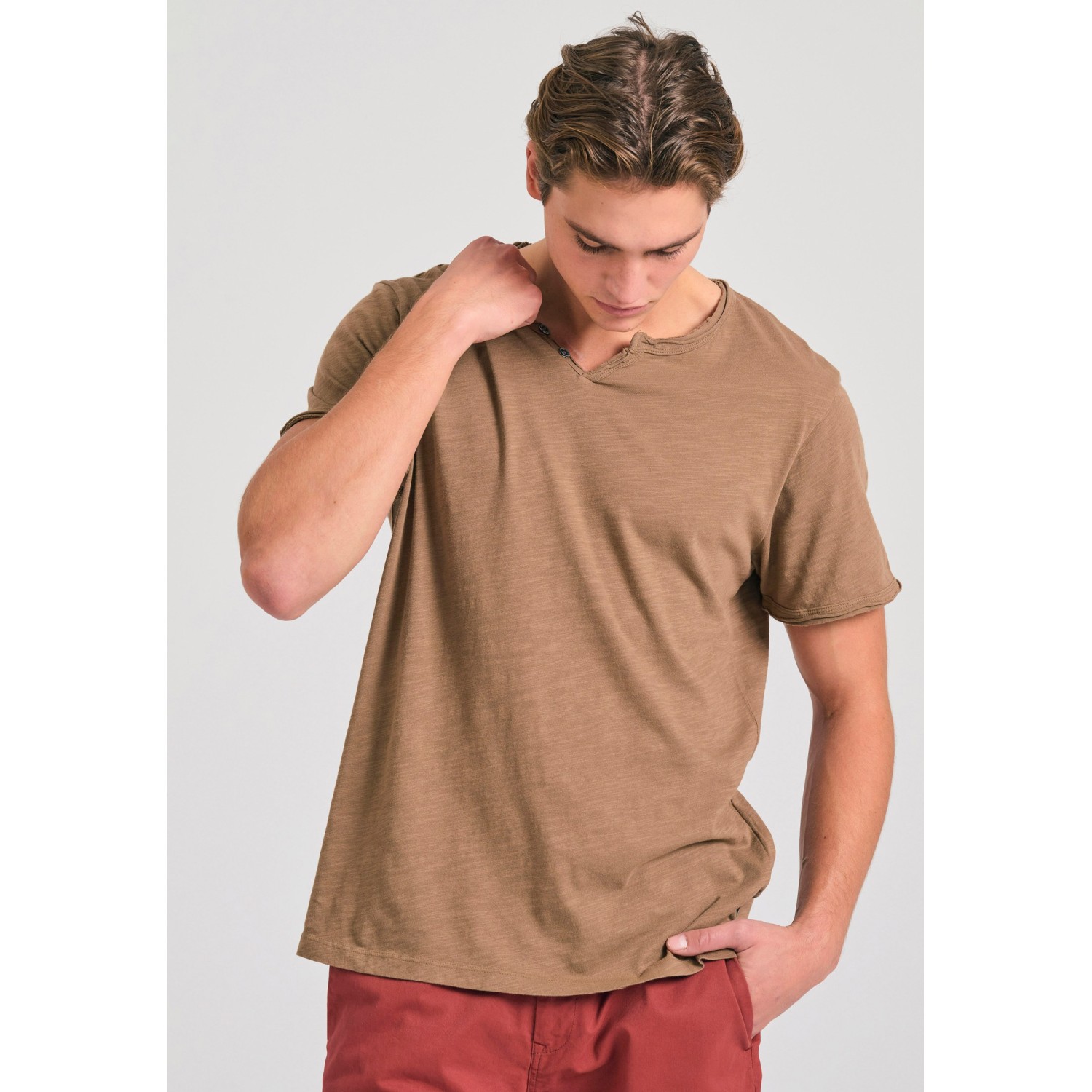T-shirt με λαιμό henley και raw cuts - The essenti