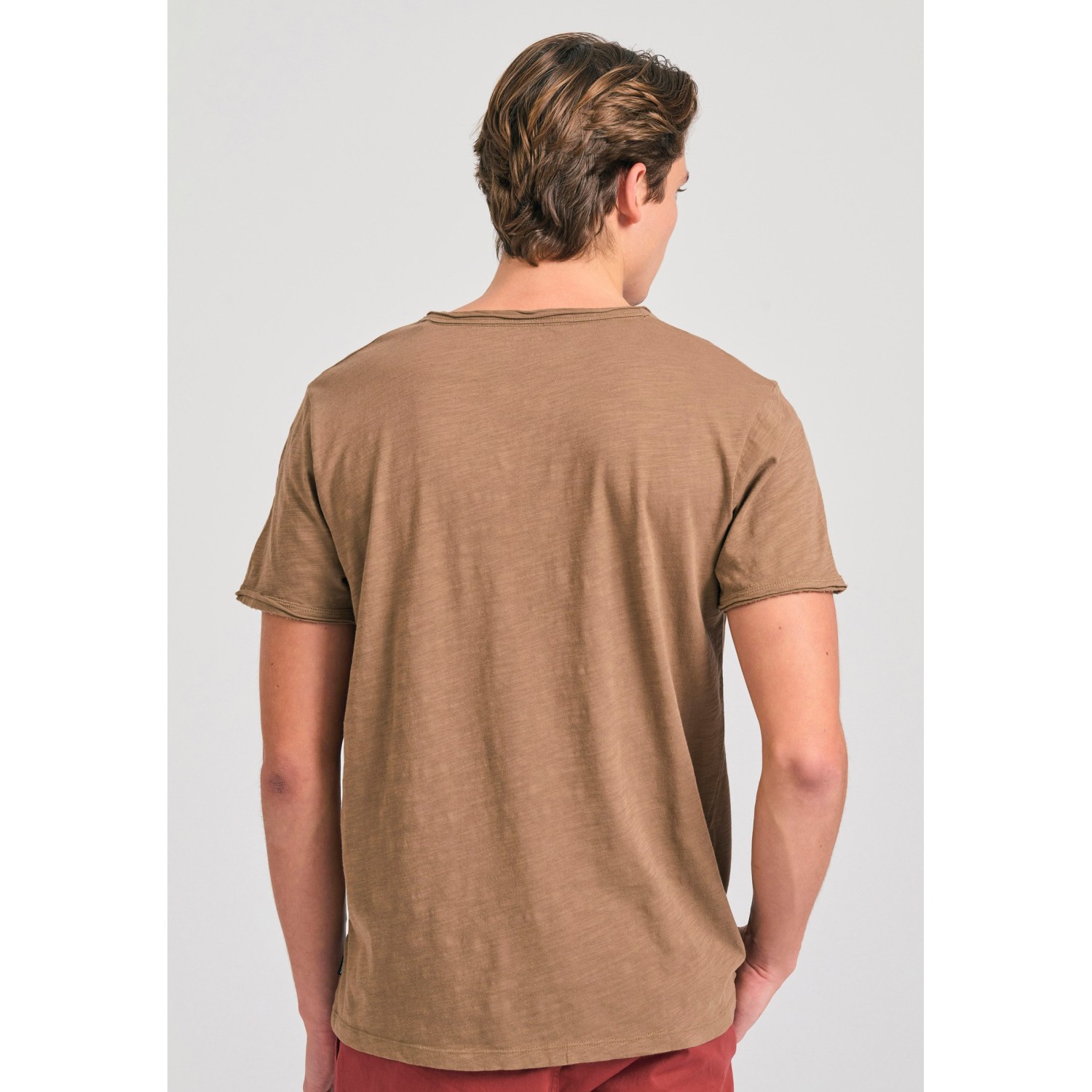 T-shirt με λαιμό henley και raw cuts - The essenti