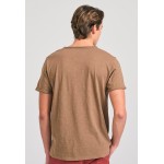 T-shirt με λαιμό henley και raw cuts - The essenti