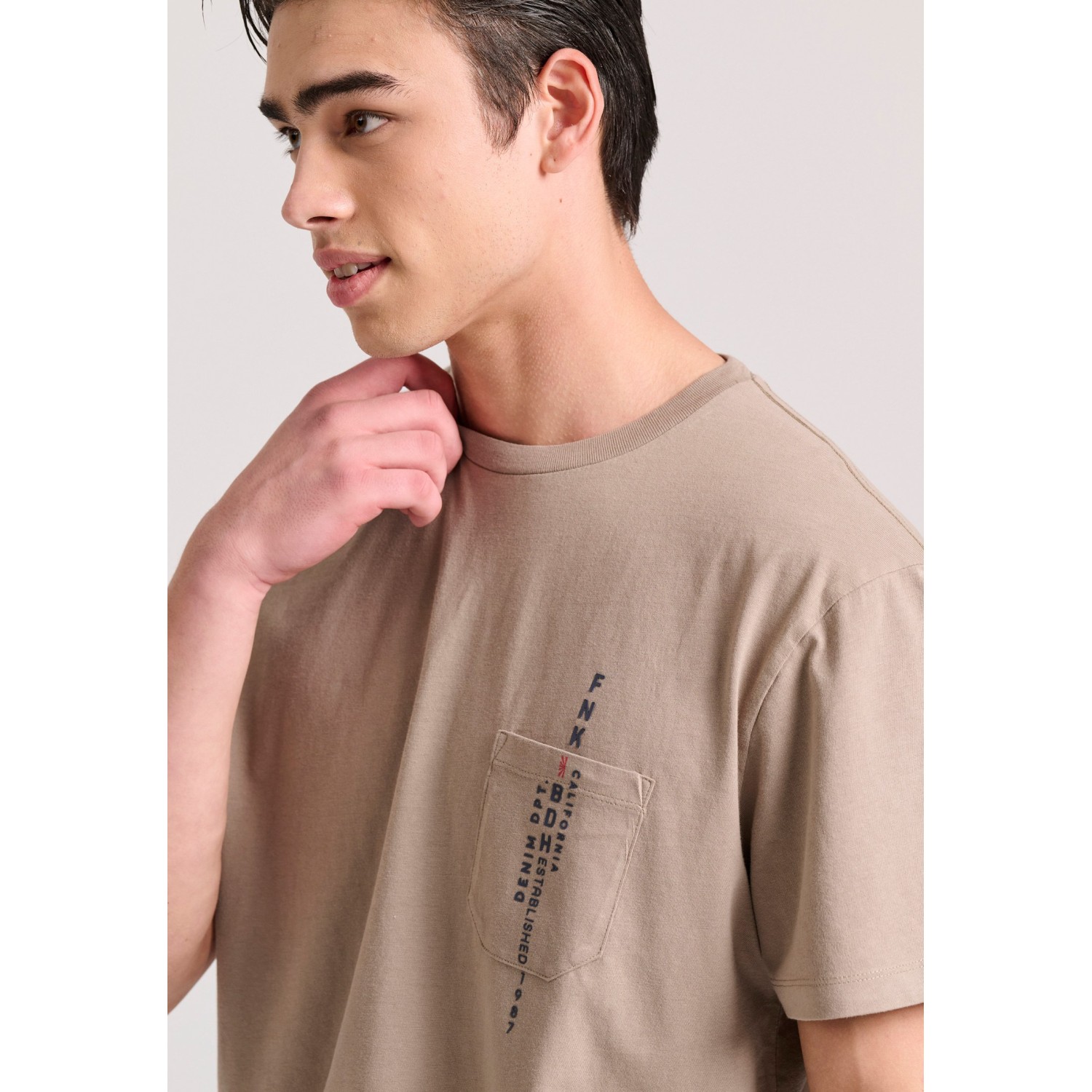 T-shirt με τύπωμα και τσέπη στο στήθος