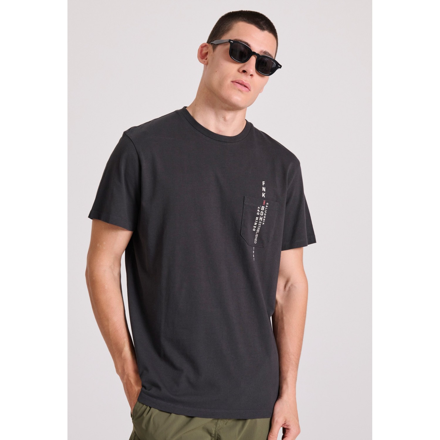 T-shirt με τύπωμα και τσέπη στο στήθος