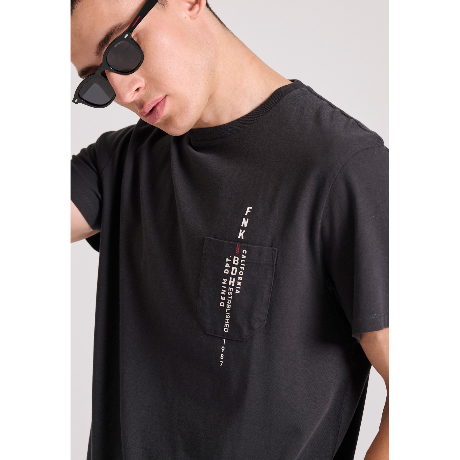 T-shirt με τύπωμα και τσέπη στο στήθος
