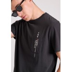 T-shirt με τύπωμα και τσέπη στο στήθος
