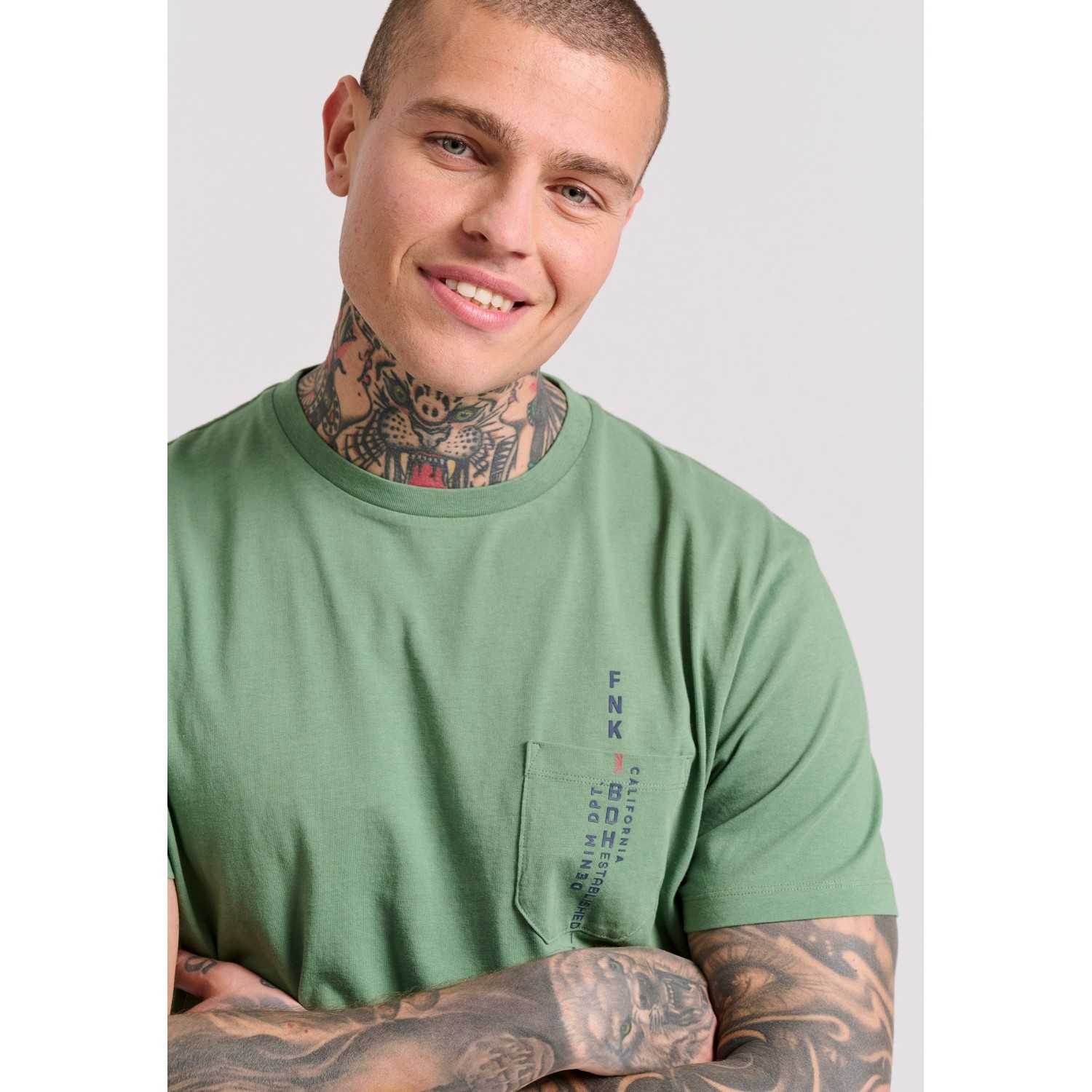 T-shirt με τύπωμα και τσέπη στο στήθος T-shirt με τύπωμα και τσέπη στο στήθος
