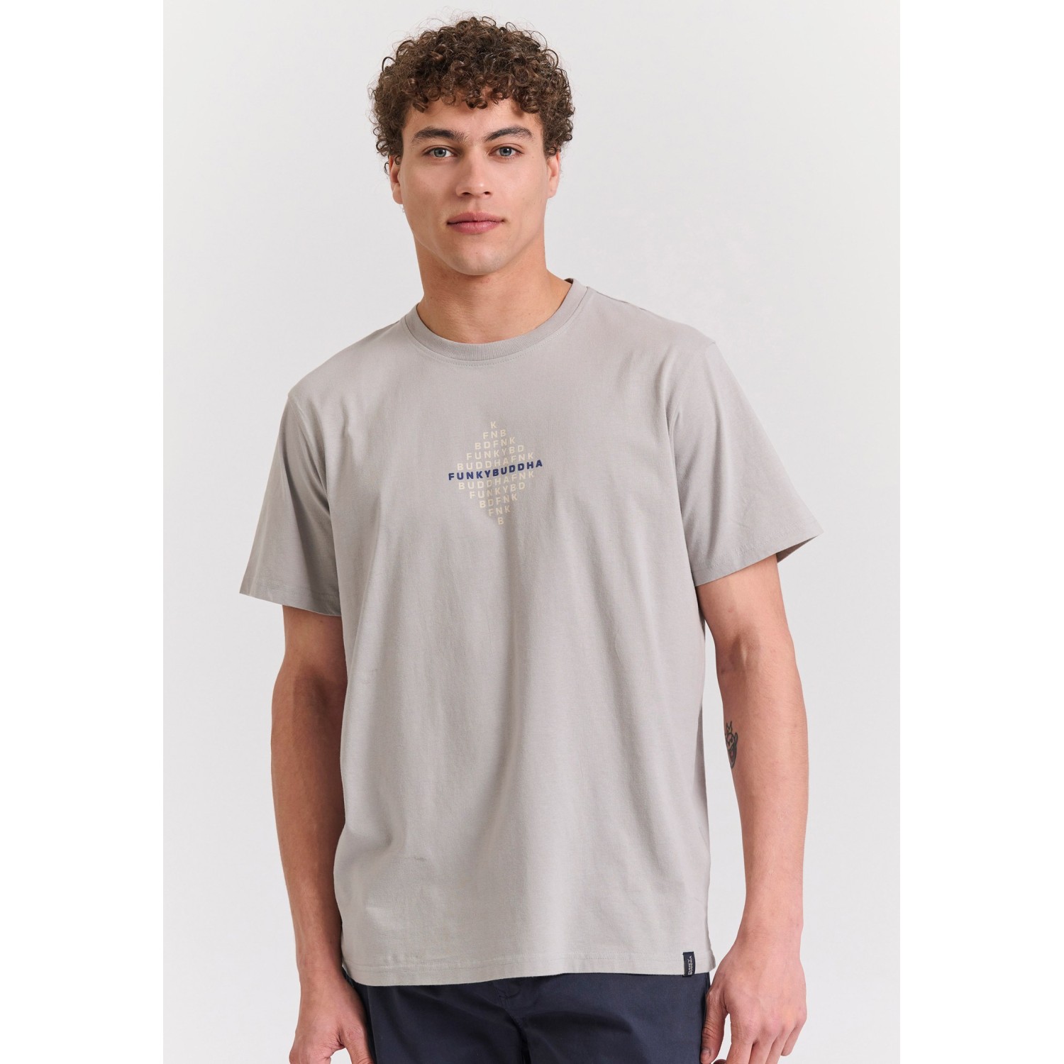 T-shirt με τύπωμα στο στήθος