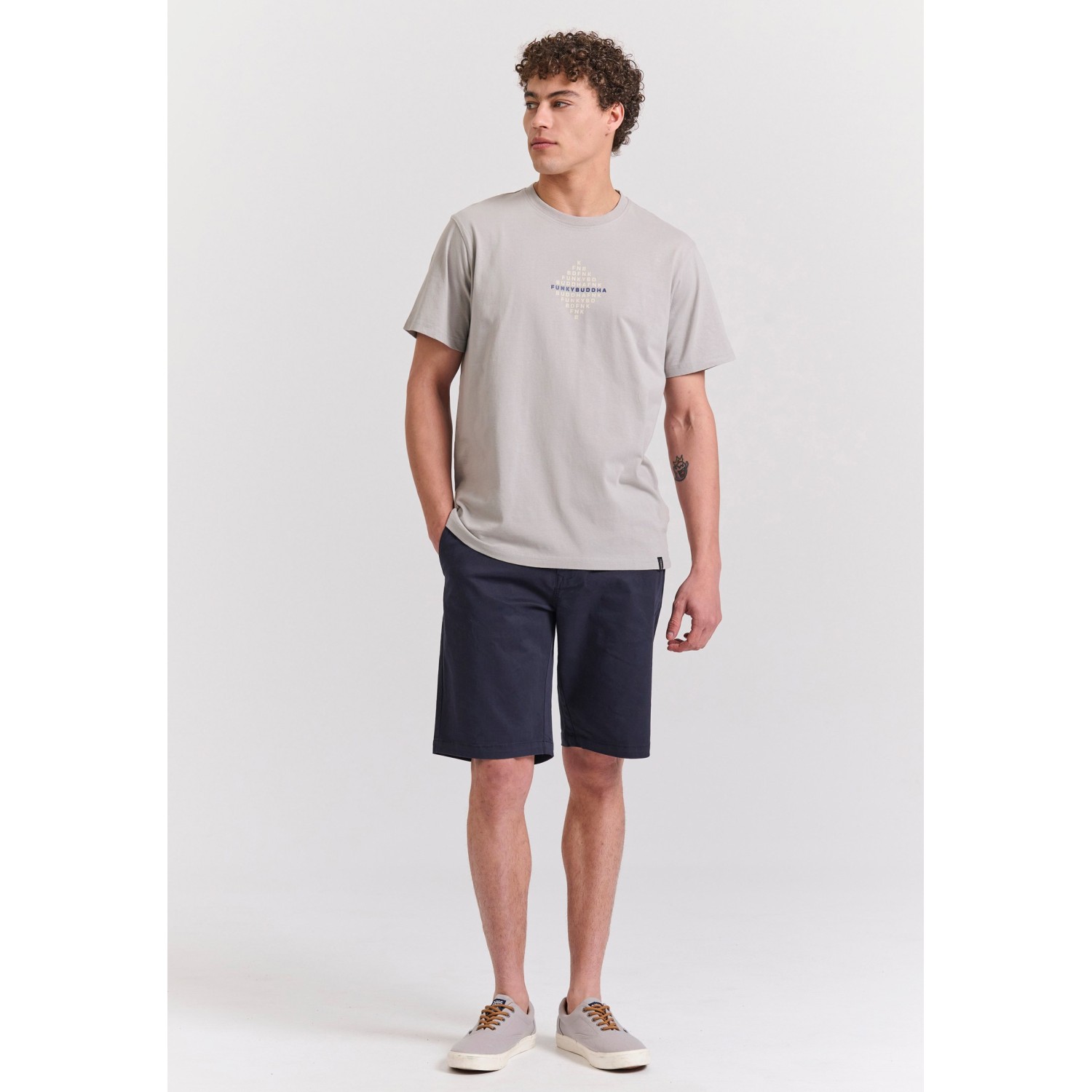 T-shirt με τύπωμα στο στήθος