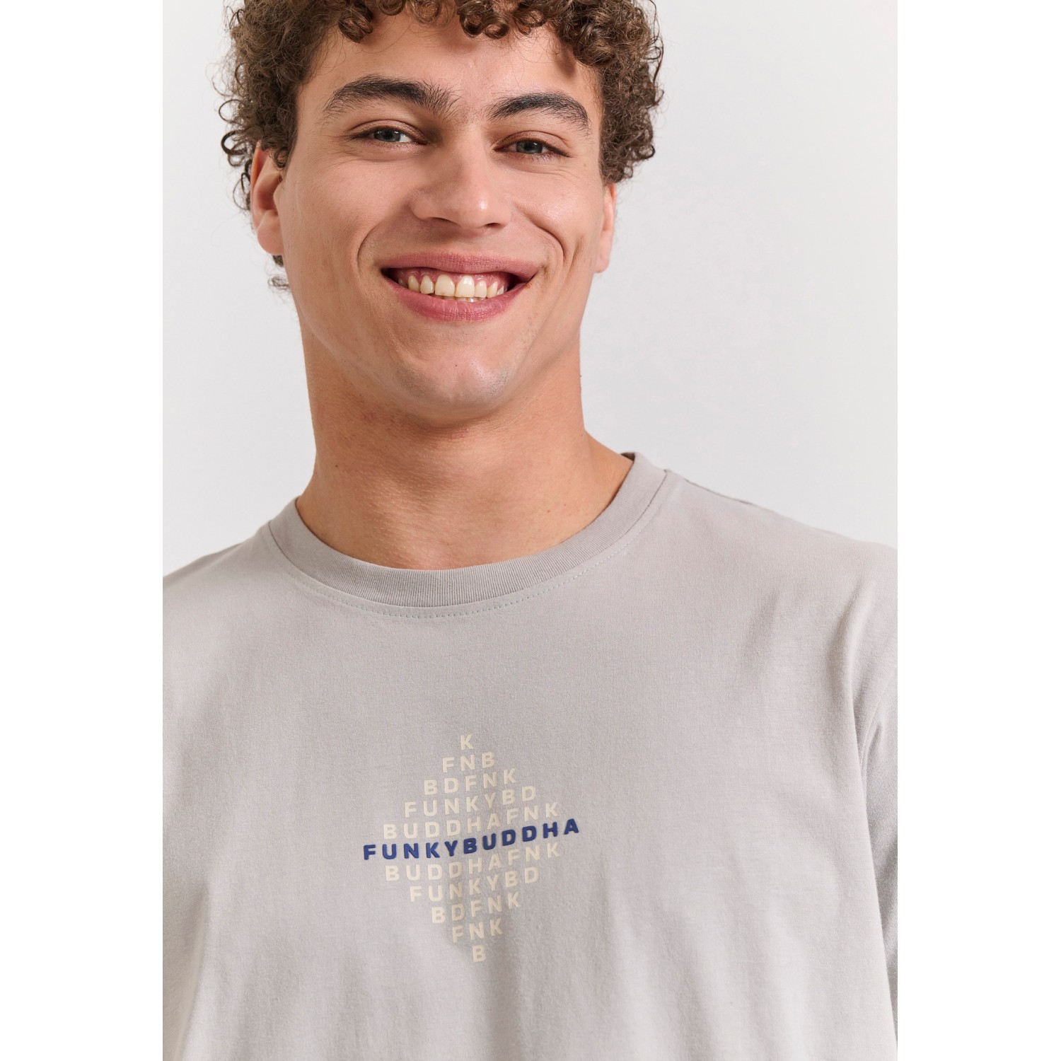 T-shirt με τύπωμα στο στήθος