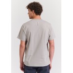 T-shirt με τύπωμα στο στήθος