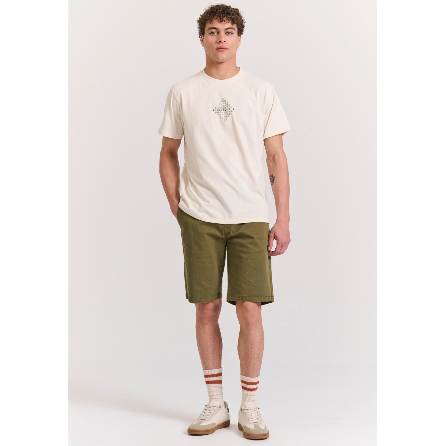 T-shirt με τύπωμα στο στήθος