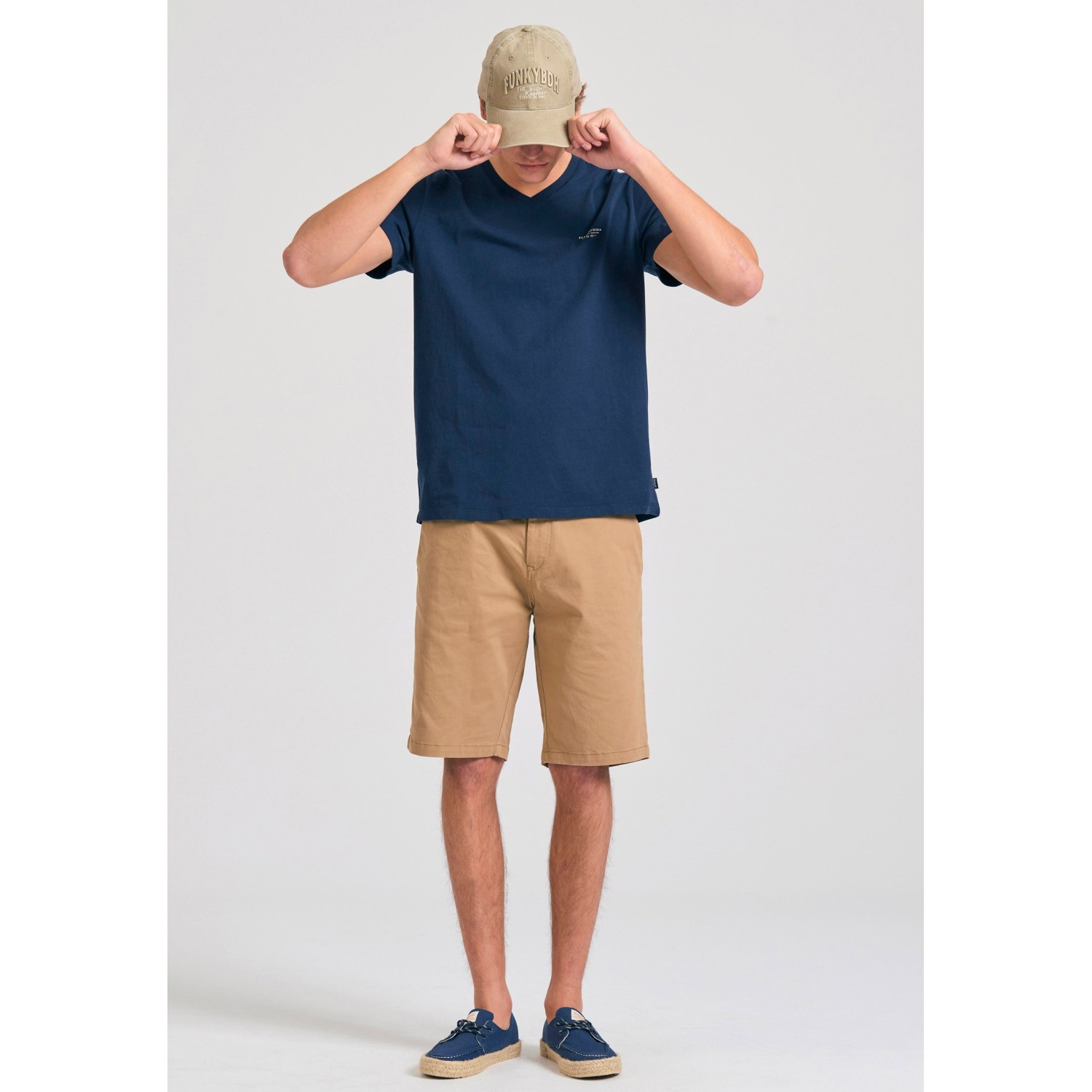 V-neck t-shirt με logo στο στήθος