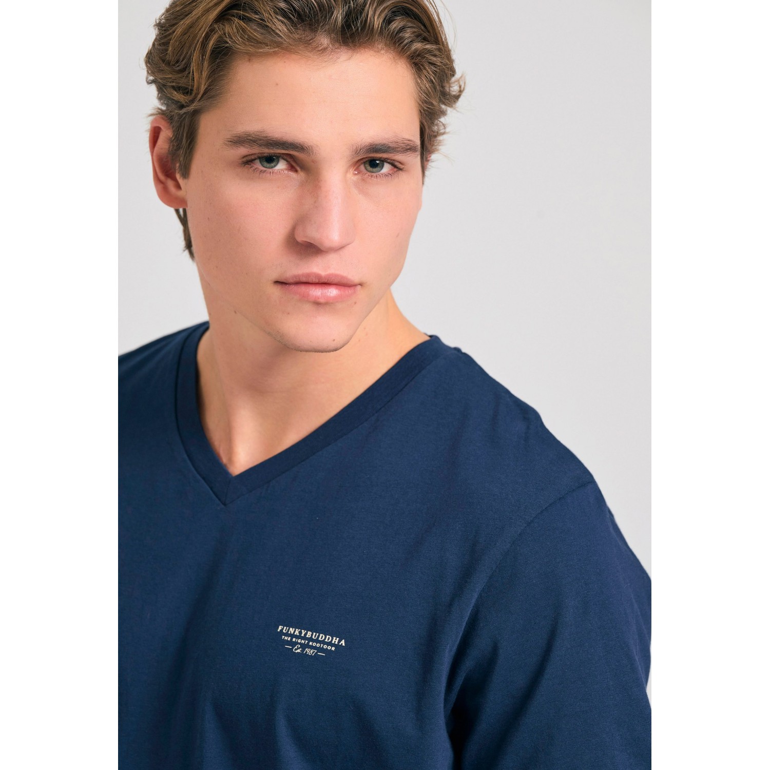 V-neck t-shirt με logo στο στήθος