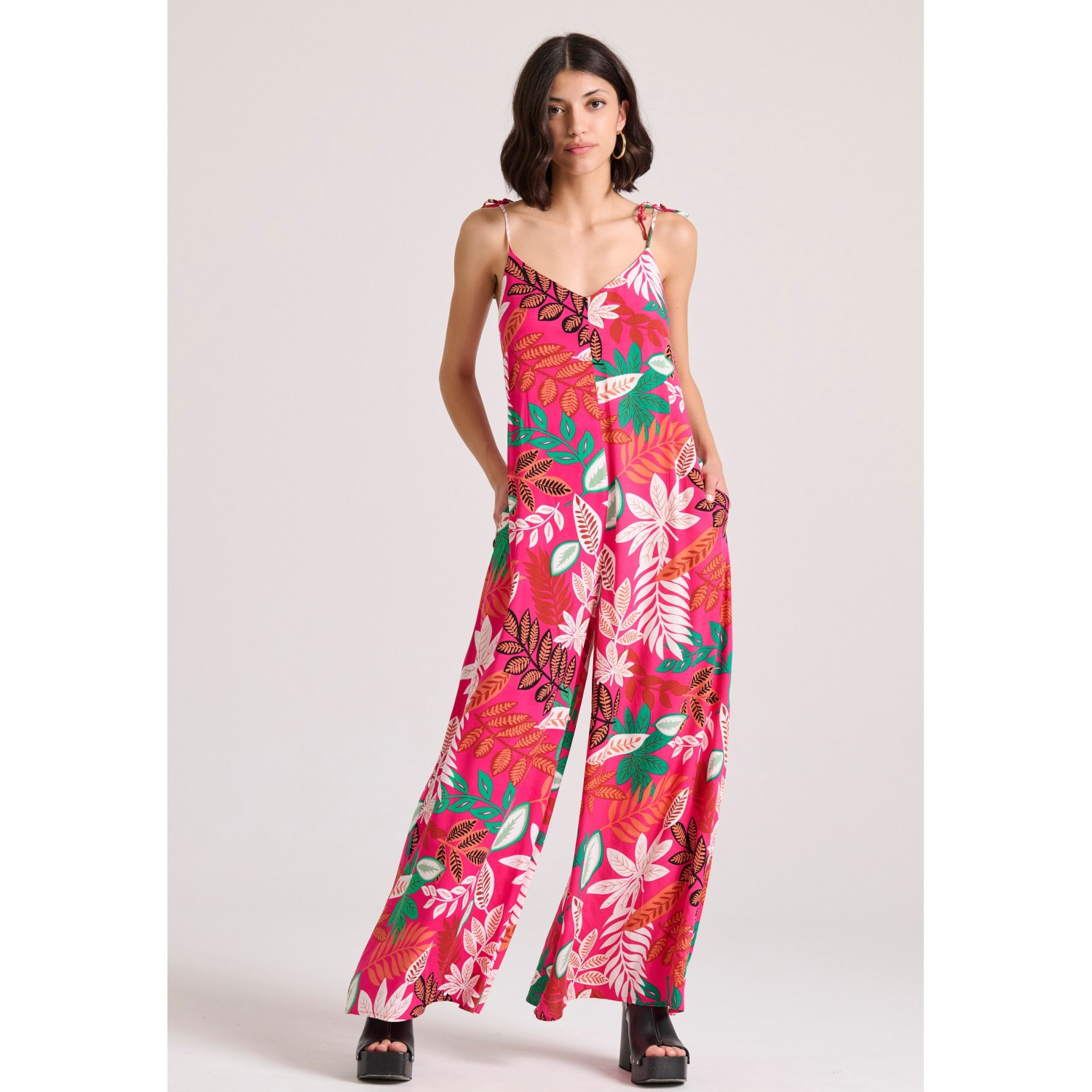 Wide leg fit ολόσωμη φόρμα με all over τύπωμα