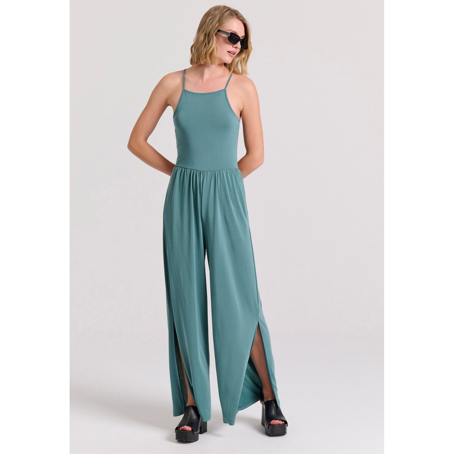 Wide leg fit ολόσωμη φόρμα με πλαϊνά ανοίγματα Wide leg fit ολόσωμη φόρμα με πλαϊνά ανοίγματα