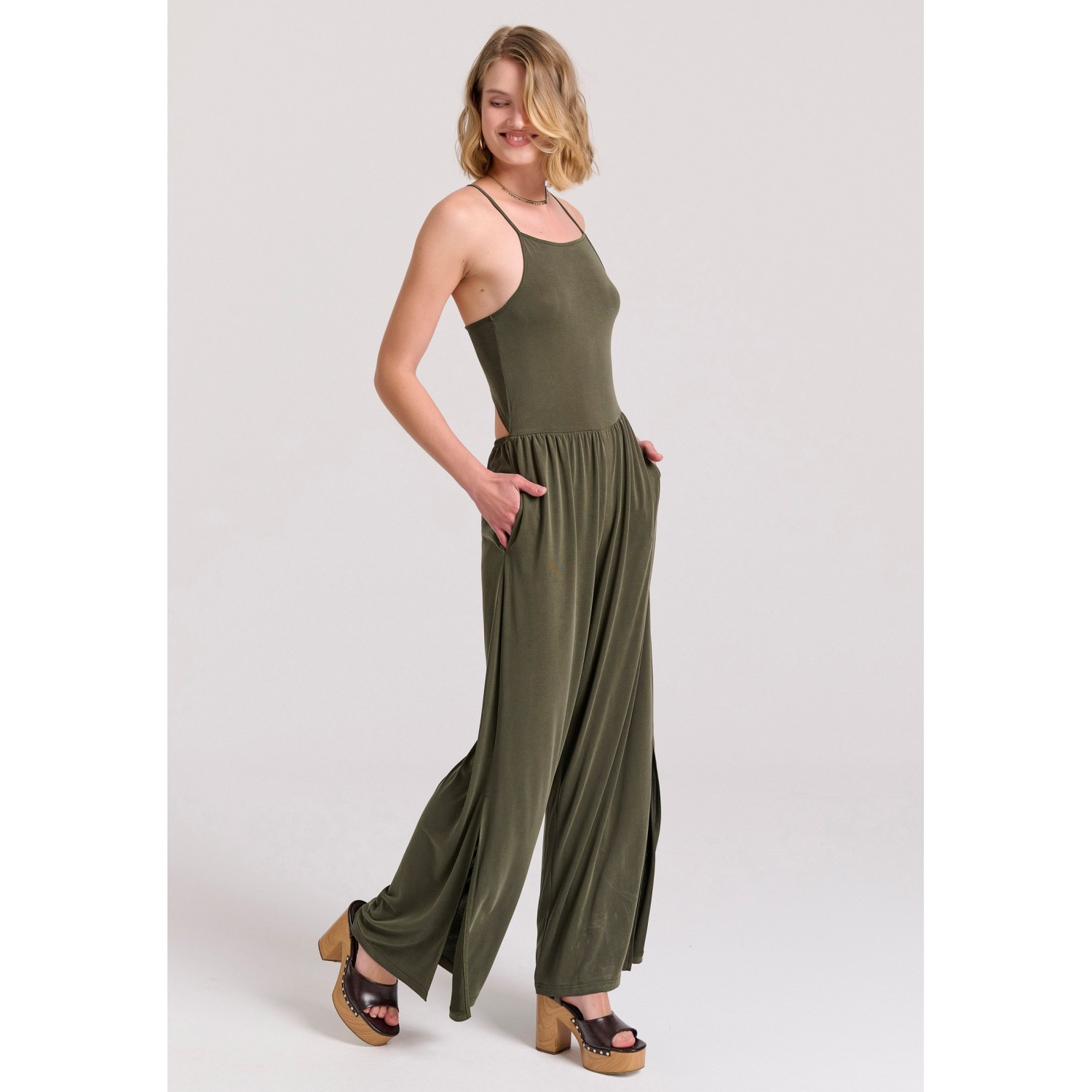 Wide leg fit ολόσωμη φόρμα με πλαϊνά ανοίγματα