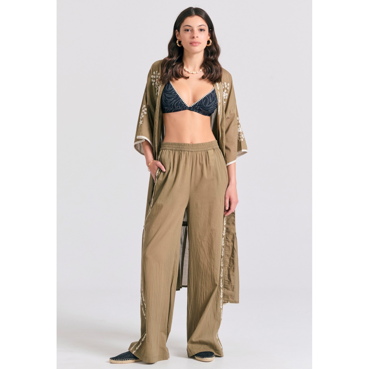 Wide leg παντελόνα με πλαϊνό κέντημα