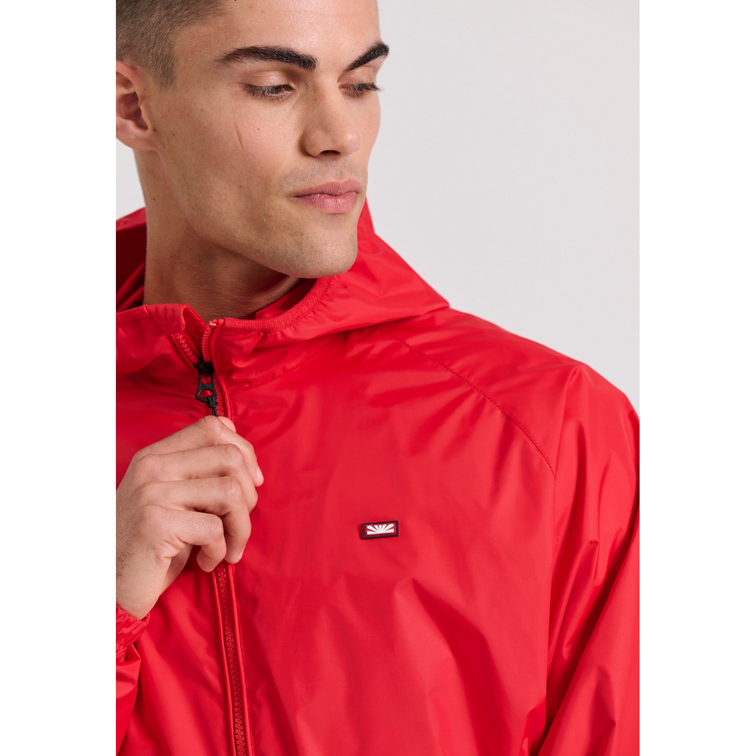 Ανδρικό lightweight μπουφάν με κουκούλα Ανδρικό lightweight μπουφάν με κουκούλα