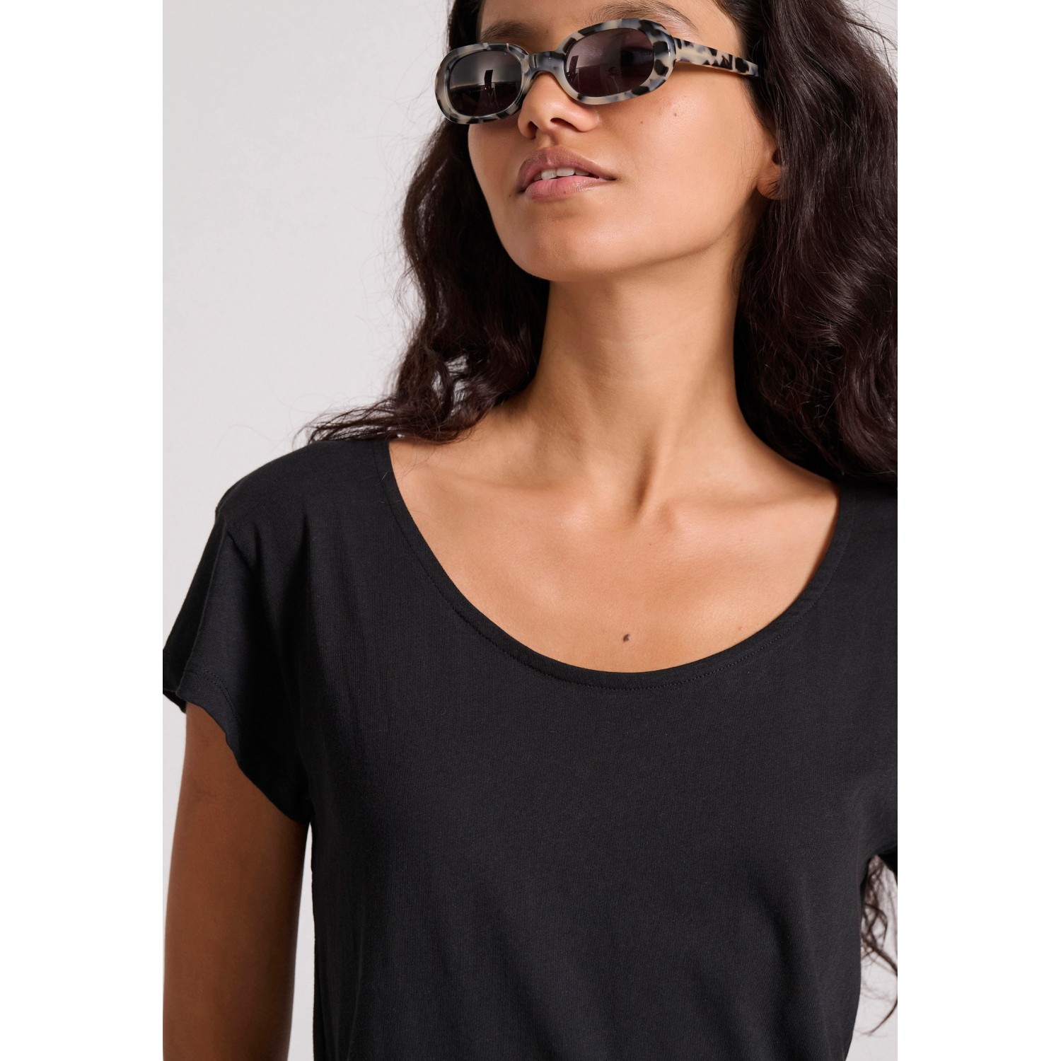 Βαμβακερό t-shirt με στρογγυλή λαιμόκοψη