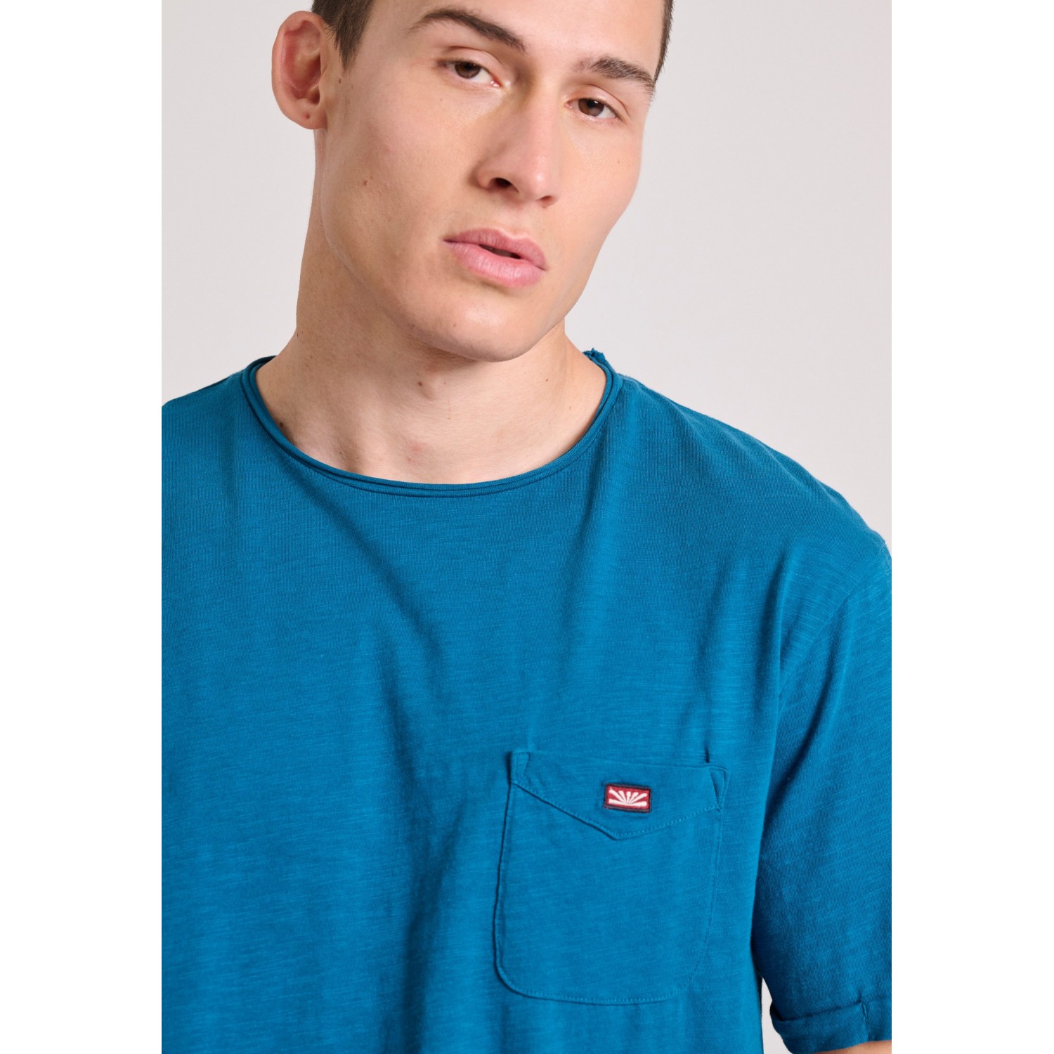 Βαμβακερό t-shirt με τσέπη στο στήθος